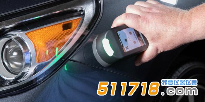 美国爱色丽X-rite MA-5 QC多角度色差仪，用于效果饰面的可操作色彩测量工具，可以在制造过程的早期识别颜色缺陷并避免不必要的返工。    美国爱色丽X-rite MA-5 QC多角度色差仪产品简介：  MA-5 QC多角度色差仪，以在制造过程的早期识别颜色缺陷并避免不必要的返工。  它采用战略性放置的光学元件，与市场上任何其他五角设备相比，速度快 60%，重量减轻 50%，紧凑度提高 40%。  这使操作员可以用一只手轻松定位 MA-5 QC，每小时捕获更多测量值。  MA-5 QC可在2.5秒内快速测量和采集多个数据点，从而实现自动化作业。凭借紧凑轻巧的设计，该仪器可轻松单手操作，显著减轻操作疲劳。  此外，通过指示灯确保正确对准，并配备自动光学快门来防止灰尘侵入设备。  MA-5 QC配备直观的触摸屏以及合格/不合格红色和绿色指示灯，可方便进行容差检测，并一键式快速输出报告。  通过温度预览功能，MA-5 QC可以确定样品温度是否在影响色彩数据，从而方便做出合理的决策。如要充电或者连接PC，秩序简单的将MA-5 QC装入便捷的扩展坞。    美国爱色丽X-rite MA-5 QC多角度色差仪产品特点：  . 5角度光谱测量  . 紧凑、轻巧、易用  . 通过五个标准测量角度评估金属色和特殊效果表面  . 无缝融入质量控制(QC)工作流，几乎无需停机  . 软件兼容性  . 可连接爱色丽EFX QC软件等颜色色管理软件，以及使用MA94模式来连接第三方软件，以及使用MA94评估模式连接第三方软件。  . 直观的用户界面  触摸屏可显示全部五个角度，一目了然地查看数据。  . 样品温度传感器  识别样品温度是否影响色彩数据。.jpg